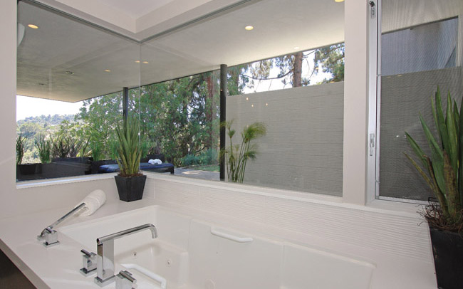 Hollywood Sierra Bathrooms